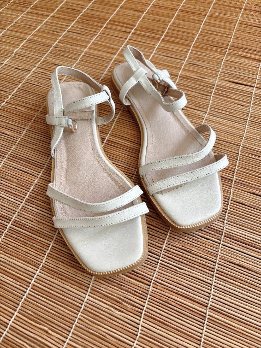 Leather Strappy Ankle Buckle Sandals in Cream us7.5